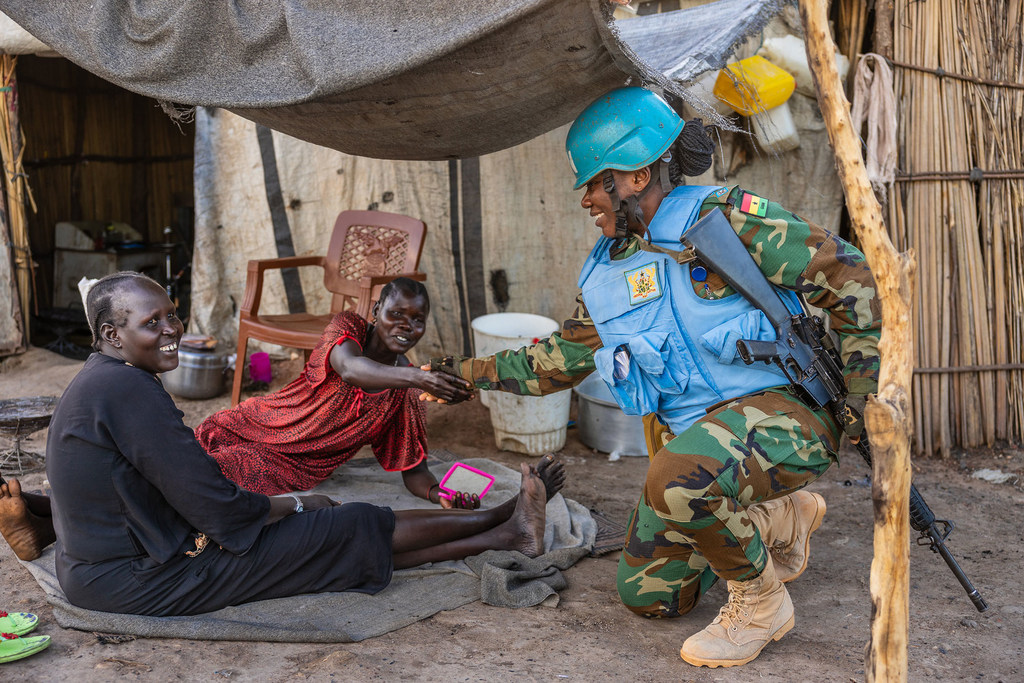 جندية حفظ سلام غانية تعمل مع بعثة الأمم المتحدة في جنوب السودان تتفاعل مع النازحين داخليا في مخيم في بانتيو أثناء الدورية.